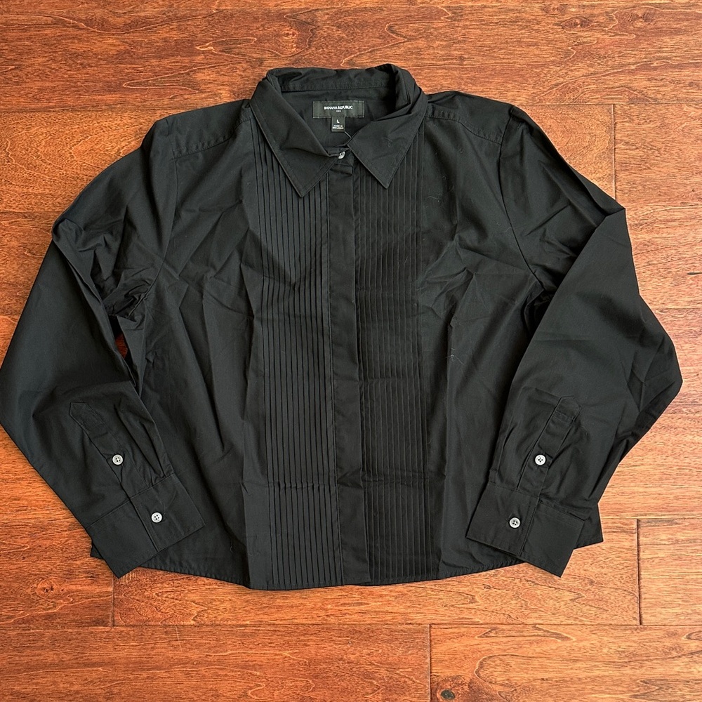 NWT. Banana Republic Classic Black Pleated Shirt